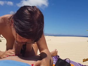 На пляже красивая лапочка в очках делает мастерский отсос