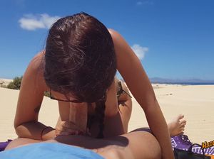На пляже красивая лапочка в очках делает мастерский отсос