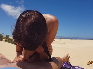 На пляже красивая лапочка в очках делает мастерский отсос