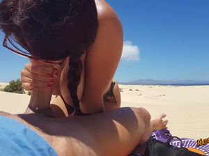 На пляже красивая лапочка в очках делает мастерский отсос