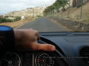 Студентка с косичками сосет хуй в машине и со стонами трахается