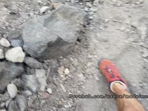 На побережье океана малышка в купальнике ласкает пенис друга руками и губами