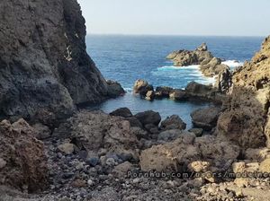 На побережье океана малышка в купальнике ласкает пенис друга руками и губами