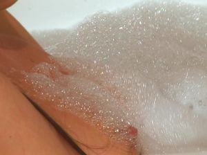 Крошка ласкала промежность в ванной, а потом занялась сексом с приятелем