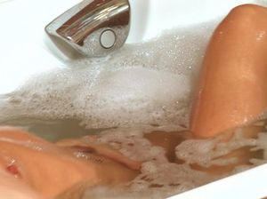 Крошка ласкала промежность в ванной, а потом занялась сексом с приятелем