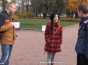 Два русских пикапера дрючат худую девчонку в сауне