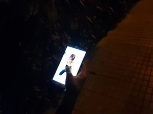 В общественном туалете малышка дрочит хуй парню и сосет его