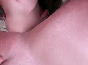 Брюнетка вылизала яйца любовнику и отсосала ему член