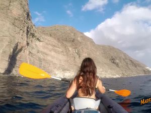 Жаркий минет на пляже с красивым пейзажем