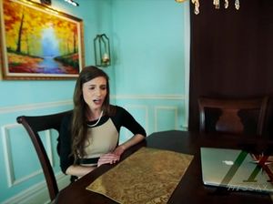 Опытный ловелас уговорил девушку на секс и отымел ее на столе