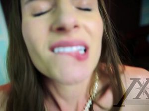 Опытный ловелас уговорил девушку на секс и отымел ее на столе