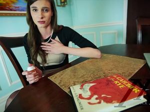 Опытный ловелас уговорил девушку на секс и отымел ее на столе