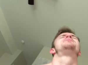 Возбужденная малышка разбудила парня для домашнего секса с ним