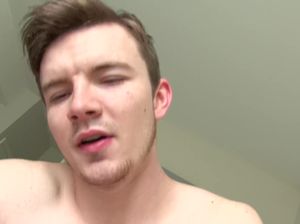 Возбужденная малышка разбудила парня для домашнего секса с ним