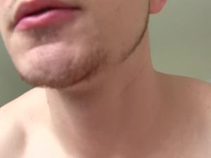 Возбужденная малышка разбудила парня для домашнего секса с ним