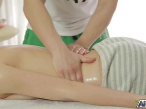 Русский парень сделал йони массаж красивой девушке