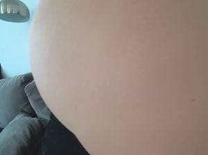 Отвлек молодушку с толстой жопой от домашнего задания и выебал на камеру