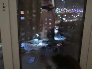 Шикарный домашний секс молодой пары просто возле окна спальни