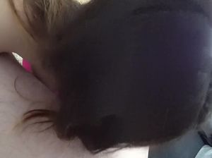 Разрезал колготки на молодой девушке и проник в её вагинальное отверстие