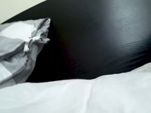 Парень с утренним стояком шпилит девушку с шикарной большой задницей