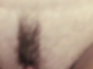 Крошка мастурбирует вибратором и скачет на члене крупным планом на домашнем видео