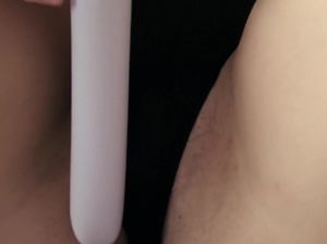 Крошка мастурбирует вибратором и скачет на члене крупным планом на домашнем видео