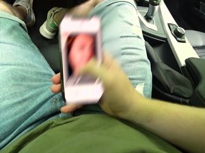 Сучка с большой попой сделала минет в машине и отдалась парню дома