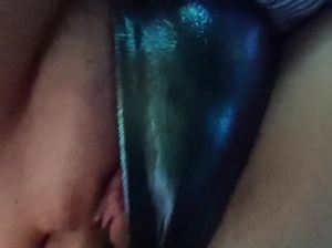 Сучка с большой попой сделала минет в машине и отдалась парню дома