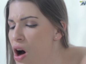 Сильный русский парень захотел секса и его малышка не смогла устоять