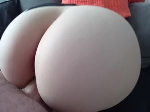 Обалденной девке с большой жопой отодвинули трусики в сторону и отжарили ее на диване