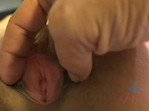 Красотка с плоскими сиськами дрочит член парня ногами