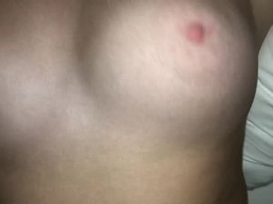 Парень с волосатыми яйцами крупным планом жарит свою девушку