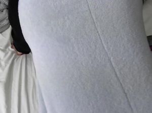 Блестящая девушка с большой жопой трахается раком с бойфрендом