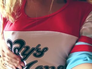 Насаживает на член блондинку с большой аппетитной задницей