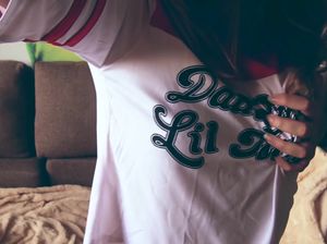 Насаживает на член блондинку с большой аппетитной задницей