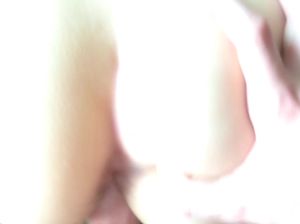 Девка с круглой попкой насаживается на эрегированный фаллос