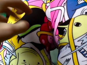 Девка с круглой попкой насаживается на эрегированный фаллос