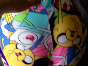 Девка с круглой попкой насаживается на эрегированный фаллос