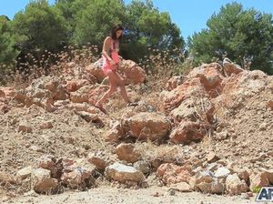 Русская девушка на природе устроила потрясающее эротическое шоу