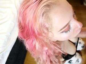 Грудастую телку ебут между огромных сисек и кончают ей на грудь