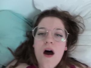 Очкастая деваха с большими сиськами получает сильный оргазм от домашнего секса