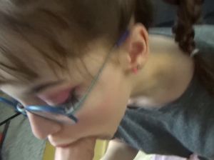 Грудастая девушка в очках качественно заглатывает член парня