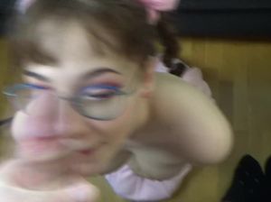 Грудастая девушка в очках качественно заглатывает член парня