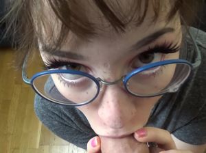 Грудастая девушка в очках качественно заглатывает член парня