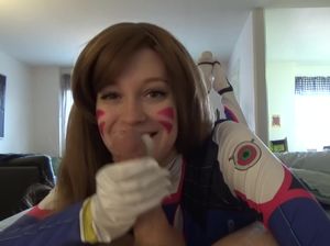 Молоденькая разукрашенная девица делает жаркий минет чуваку