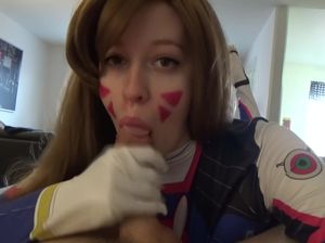 Молоденькая разукрашенная девица делает жаркий минет чуваку