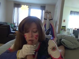 Молоденькая разукрашенная девица делает жаркий минет чуваку