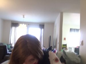 Молоденькая разукрашенная девица делает жаркий минет чуваку