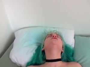 Сисястая блондинка в ярких розовых чулках трахается с пацаном на кровати