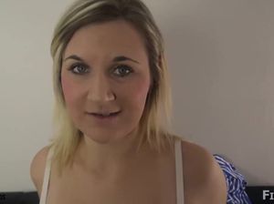 Волосатый мужик долбит шикарную мамку и кончает ей в рот